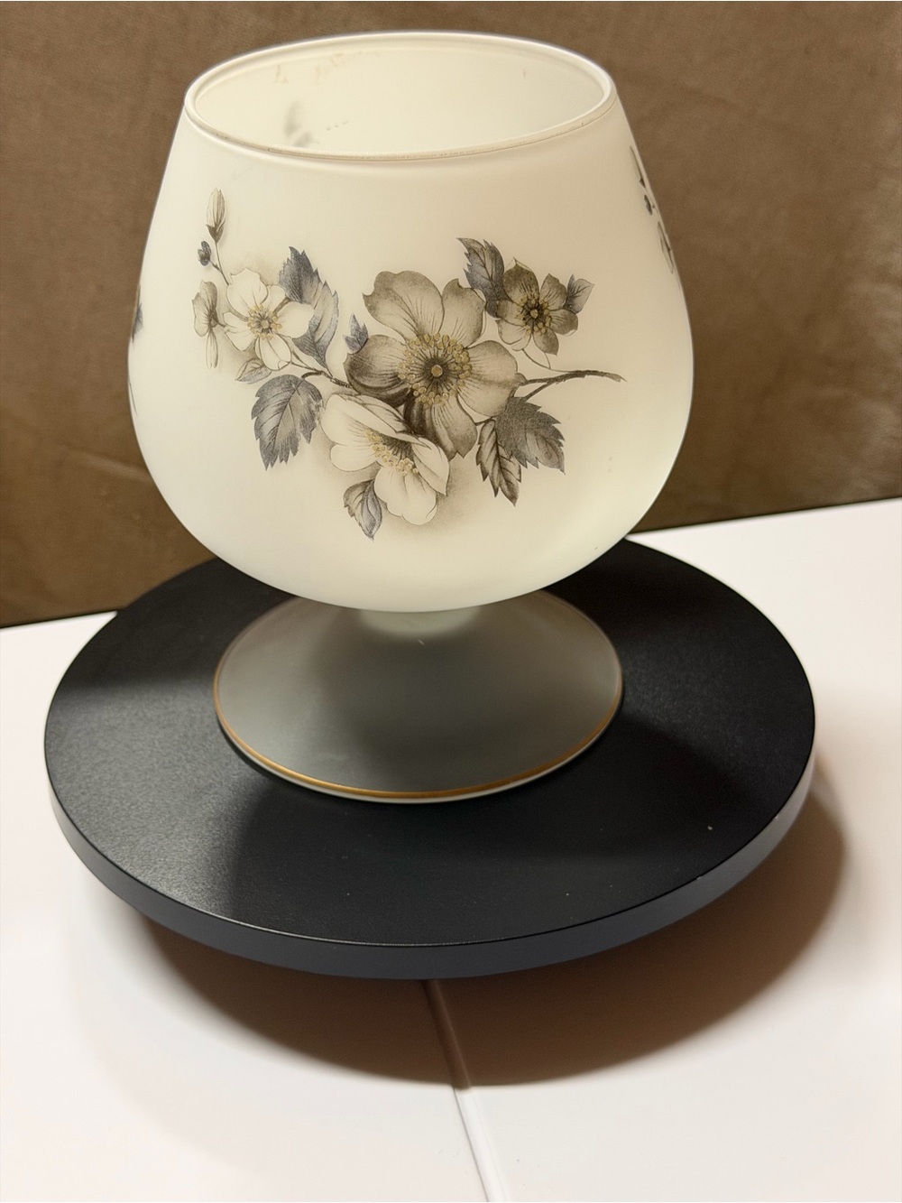 Empoli art satin white and grey flowers pedestal.